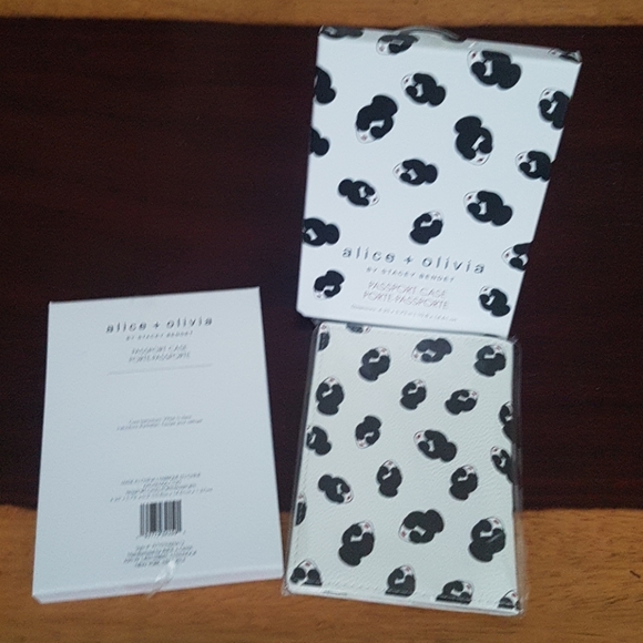 NEW Alice and Olivia Passport Case - Picture 2 of 8